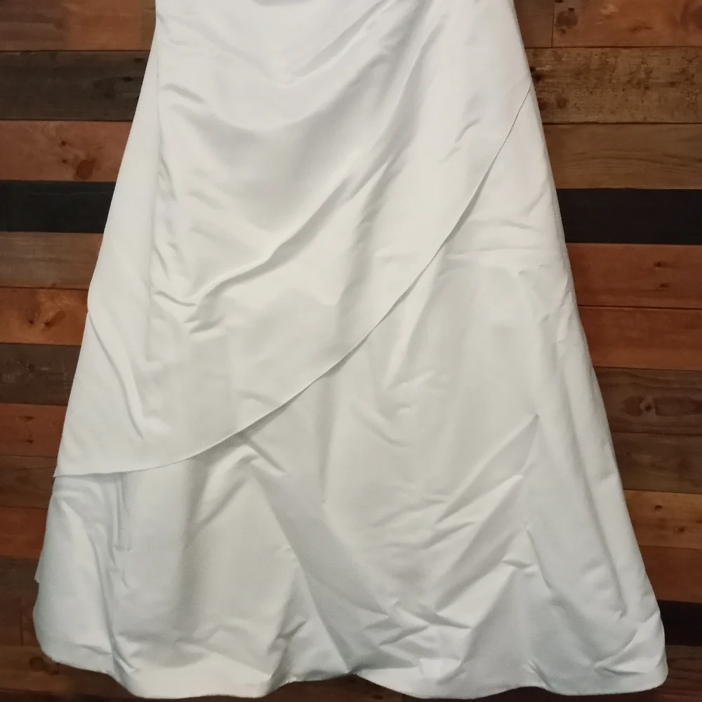 EUC David's Bridal strapless wedding dress by Michaelangelo - 14 - Picture 5 of 11
